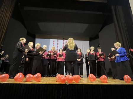 Pevke na odru z gostjami